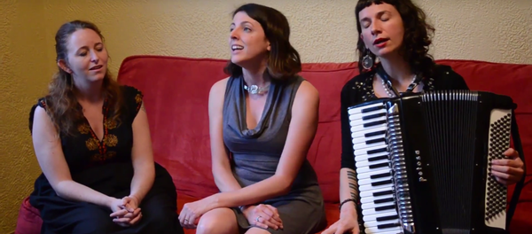 საქართველოში აშშ-ის ელჩის, იან კელის ქალიშვილის მიერ შესრულებული მეგრული „აშო ჩელა“ - Sputnik საქართველო