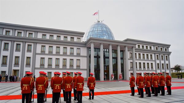Президентский дворец и почетный караул - Sputnik Грузия