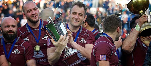 Георгий Немсадзе - капитан сборной Грузии по регби (в центре) вместе с игроками команды - Sputnik Грузия