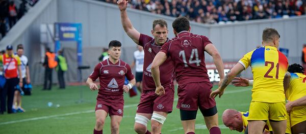 Капитан сборной Грузии по регби Георгий Немсадзе (в центре) во время матча со сборной Румынии - Sputnik Грузия