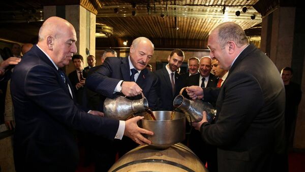 Президенты Беларуси и  Грузии Александр Лукашенко и Георгий Маргвелашвили на заводе Сараджишвили - Sputnik Грузия