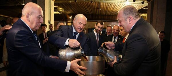 Президенты Беларуси и  Грузии Александр Лукашенко и Георгий Маргвелашвили на заводе Сараджишвили - Sputnik Грузия