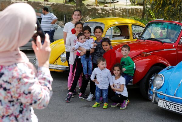 Интерес к ретро-автомобилям проявляют не только туристы, но и обычные жители Иордании. Во время автопробега многие прохожие просили сфотографироваться рядом с раритетными машинами - Sputnik Грузия