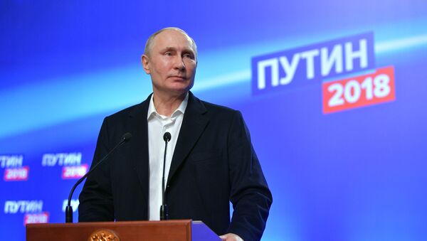 Кандидат в президенты РФ, действующий президент РФ Владимир Путин во время посещения своего предвыборного штаба - Sputnik Грузия