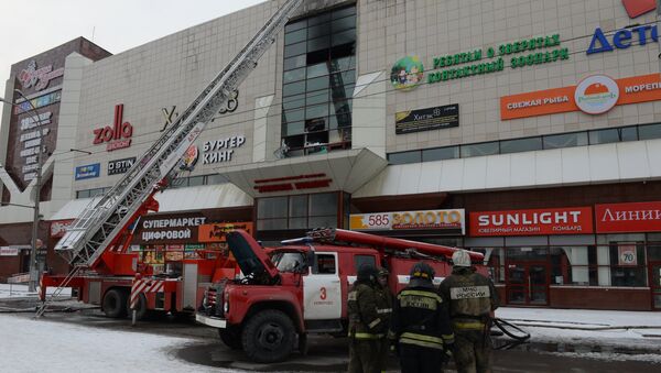 Сотрудник пожарной охраны МЧС во время тушения пожара в торговом центре «Зимняя вишня» в Кемерово - Sputnik Грузия