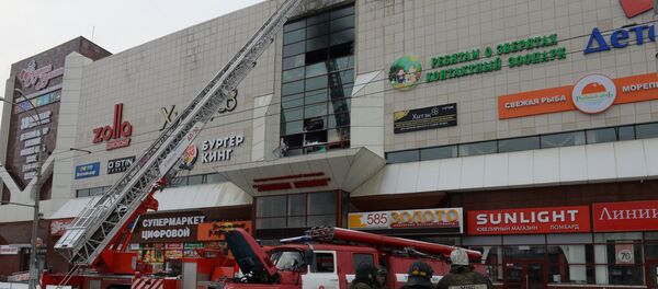 Сотрудник пожарной охраны МЧС во время тушения пожара в торговом центре «Зимняя вишня» в Кемерово - Sputnik Грузия