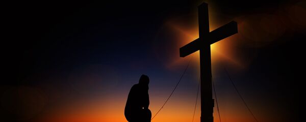 ჯვრის წინ მუხლმოყრილი მორწმუნე  - Sputnik საქართველო