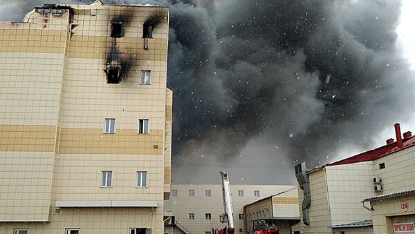 Пожар в здании торгового центра Зимняя вишня в Кемерово - Sputnik Грузия