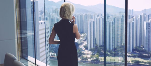 Девушка смотрит в окно из своего офиса - Sputnik Грузия