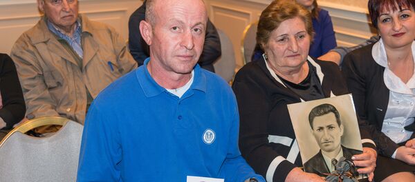 მეორე მსოფლიო ომში დაღუპული ქართველი ჯარისკაცების საფლავიდან მიწის გადაცემა მათი ახლობლებისთვის - Sputnik საქართველო