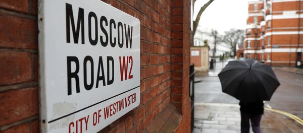 Прохожий у посольства РФ в Лондоне Прохожий у посольства РФ в Лондоне - Sputnik Грузия