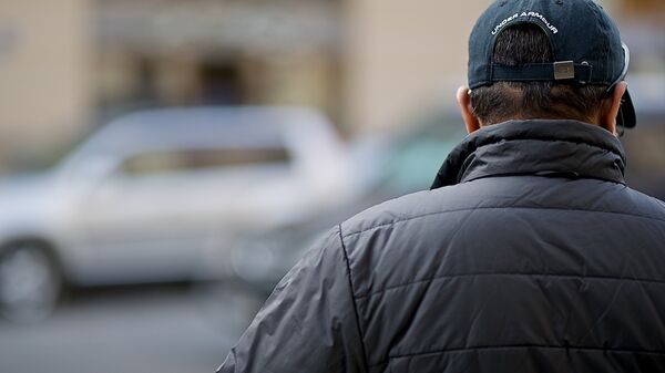 Мужчина в кепке на одной из тбилисских улиц - Sputnik Грузия