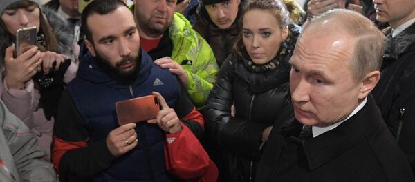 Президент РФ Владимир Путин в во время встречи с жителями Кемерова и родственниками пропавших без вести во время пожара в торгово-развлекательном центре Зимняя вишня - Sputnik Грузия