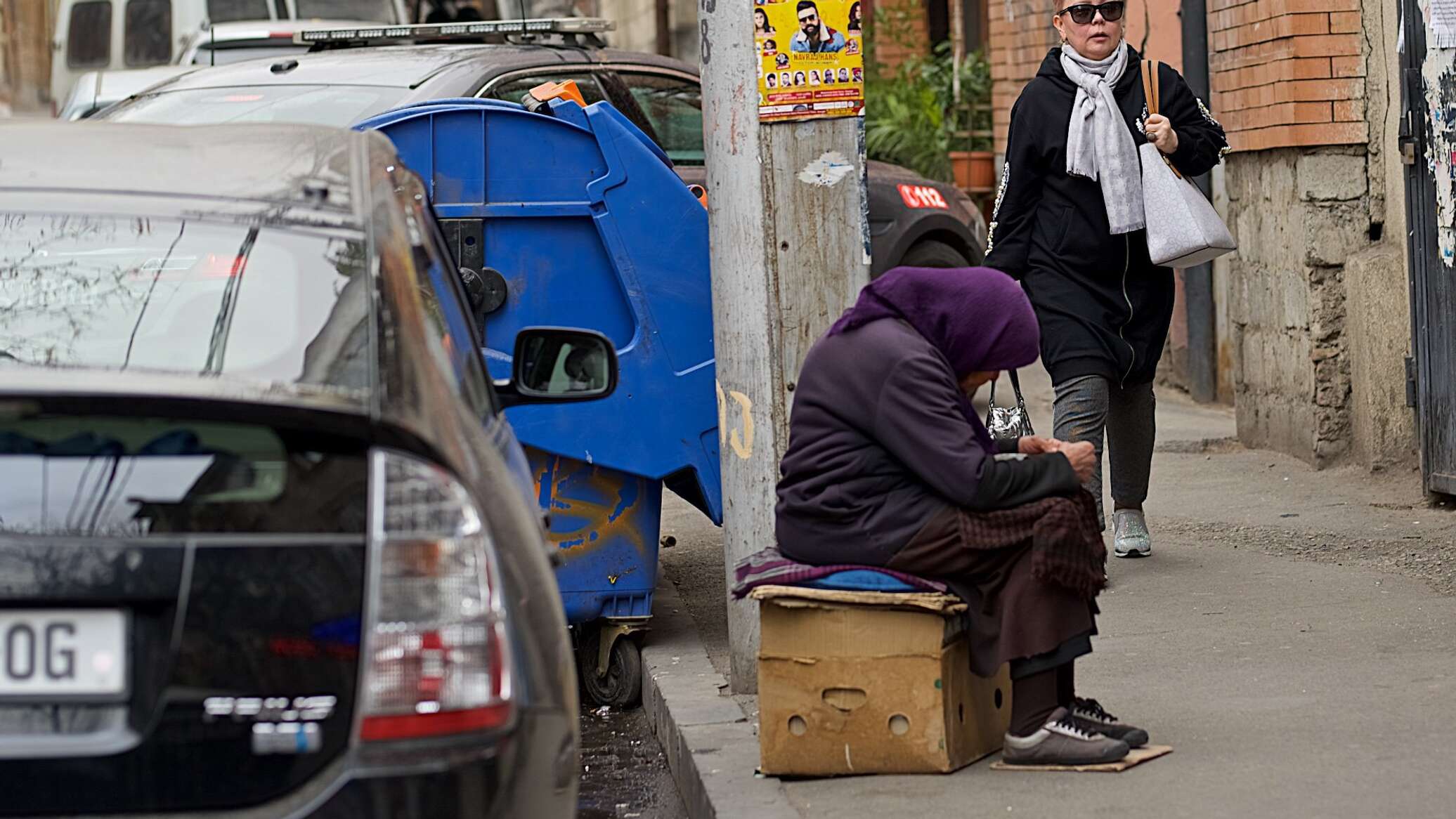 попрошайки на улицах. нищие с протянутой рукой.