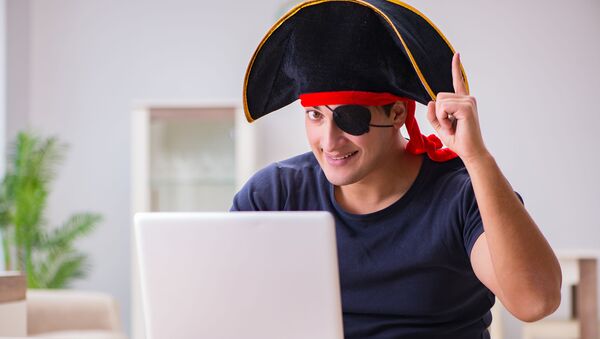 Молодой человек в шляпе пирата перед открытым ноутбуком - Sputnik Грузия