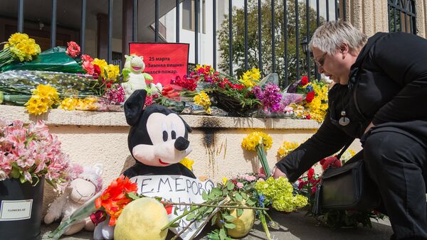 Жители Тбилиси возложили цветы к зданию Секции интересов РФ при посольстве Швейцарии в Грузии в связи с трагедией в Кемерово - Sputnik Грузия