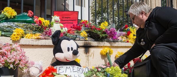Жители Тбилиси возложили цветы к зданию Секции интересов РФ при посольстве Швейцарии в Грузии в связи с трагедией в Кемерово - Sputnik Грузия