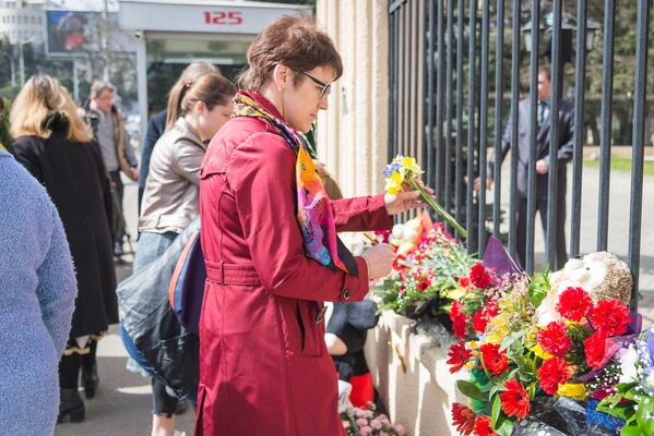 Люди продолжают нести цветы к зданию Секции интересов РФ при посольстве Швейцарии в Грузии - Sputnik Грузия