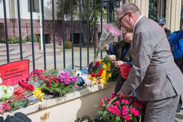 Страшная трагедия вызвала немедленный отклик среди общества, десятки людей потянулись к зданию Секции интересов РФ при посольстве Швейцарии в Грузии, чтобы выразить соболезнования - Sputnik Грузия