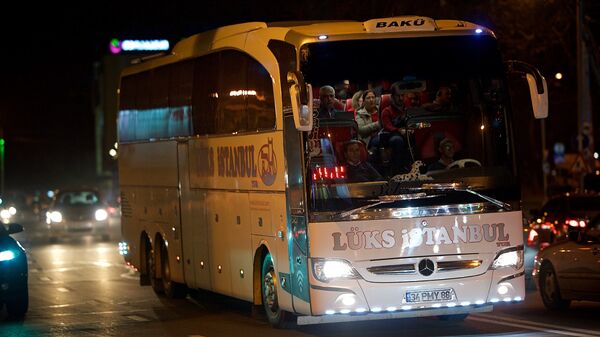 Рейсовый автобус из Стамбула с туристами на набережной - Sputnik Грузия