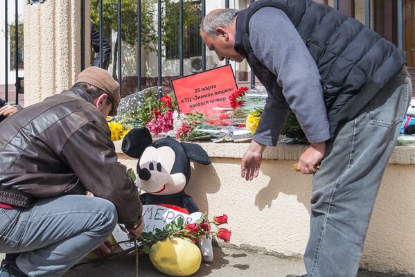 Некоторые из тех, кто пришел к Секции интересов РФ при посольстве Швейцарии в Грузии, чтобы почтить память жертв трагедии, не могли сдержать слез - Sputnik Грузия
