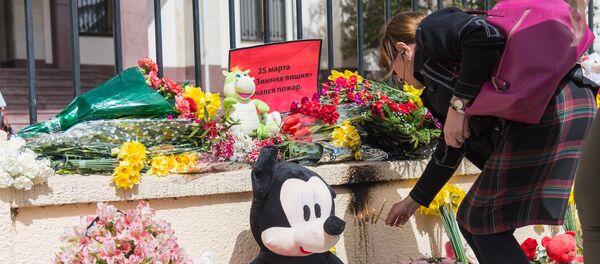 Жители Тбилиси возложили цветы к зданию Секции интересов РФ при посольстве Швейцарии в Грузии в связи с трагедией в Кемерово - Sputnik Грузия