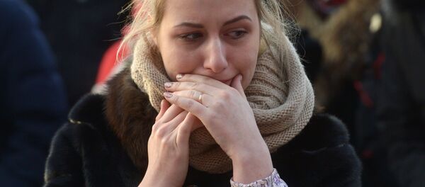 Девушка у мемориала на Манежной площади в Москве, организованного в память о погибших в ТЦ Зимняя вишня в Кемерово - Sputnik Грузия