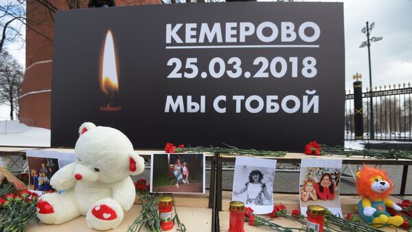Акции в память о погибших при пожаре в ТЦ Зимняя вишня - Sputnik Грузия