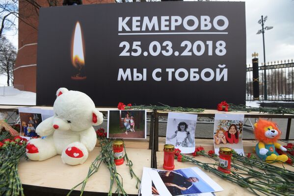 Стихийный мемориал на Манежной площади в Москве в память о погибших в торговом центре Зимняя вишня в Кемерово - Sputnik Грузия