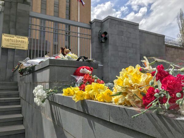 Жители Армении приносят цветы и игрушки к зданию российского посольства в Ереване в знак скорби по жертвам кемеровской трагедии - Sputnik Грузия