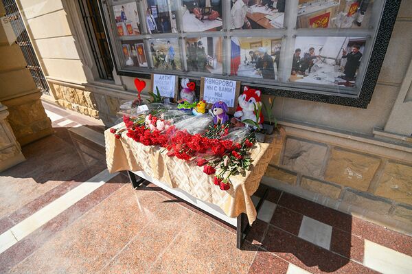 Цветы у стен посольства РФ в Азербайджане в память о погибших в Кемерово - Sputnik Грузия