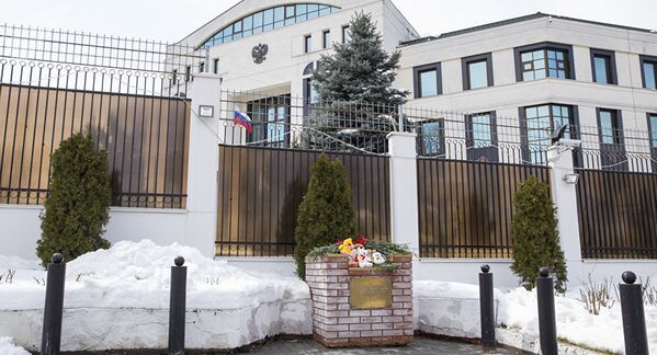 Цветы у Посольства РФ в Молдове в знак скорби по жертвам кемеровской трагедии - Sputnik Грузия