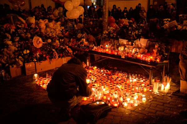 Жители Кемерова зажигают свечи в память о погибших при пожаре в торговом центре Зимняя вишня - Sputnik Грузия