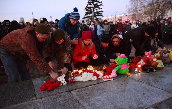 Жители Барнаула зажигают свечи на митинге памяти погибших при пожаре в торговом центре Зимняя вишня в Кемерово - Sputnik Грузия