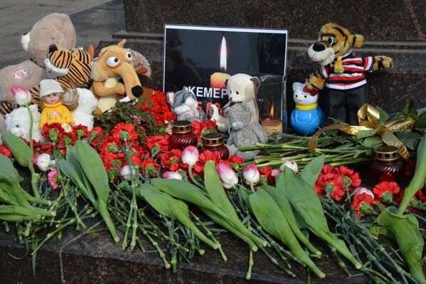 Мемориал у стеллы Город воинской славы на центральной площади во Владивостоке в память о погибших в ТЦ Зимняя вишня в Кемерово - Sputnik Грузия