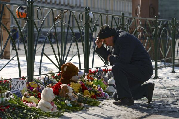Мемориал на Дворцовой площади в Санкт-Петербурге в память о погибших в ТЦ Зимняя вишня в Кемерово - Sputnik Грузия
