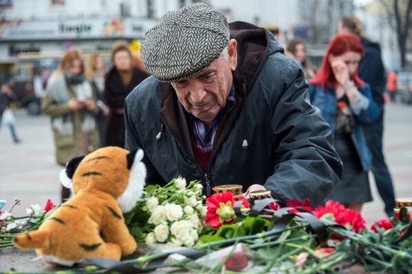 Жители Симферополя возлагают цветы к мемориалу на площади Ленина в память о погибших в ТЦ Зимняя вишня в Кемерово - Sputnik Грузия
