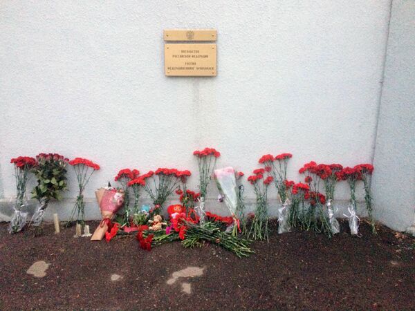 Цветы у посольства России в Узбекистане в память о жертвах крупного пожара в Кемерове - Sputnik Грузия