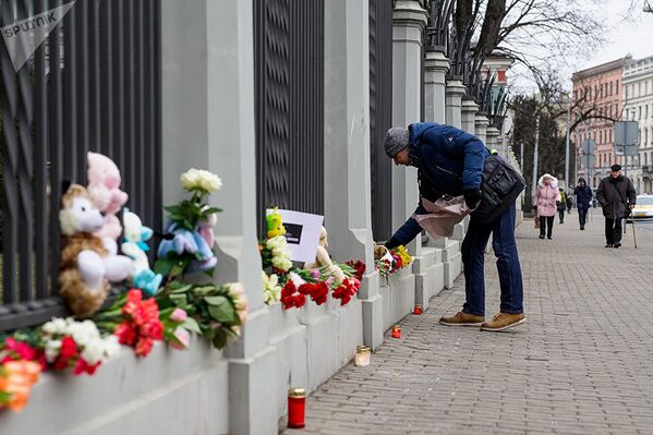 Люди несут цветы к посольству РФ в Риге в память о трагедии в Кемерово - Sputnik Грузия