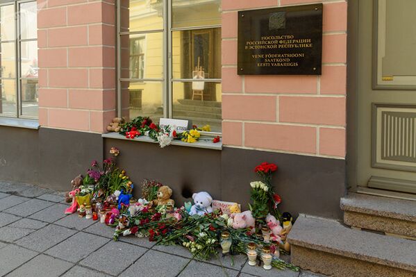 Цветы, свечи и мягкие игрушки у посольства Российской Федерации в Таллине в память о жертвах трагедии в Кемерово - Sputnik Грузия