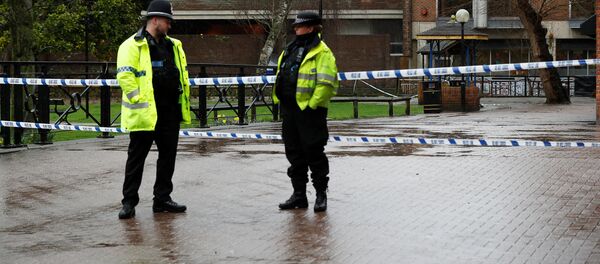 Офицеры полиции в Солсбери, где были найдены отравленными Сергей Скрипаль и его дочь Юлия Офицеры полиции в Солсбери, где были найдены отравленными Сергей Скрипаль и его дочь Юлия - Sputnik Грузия