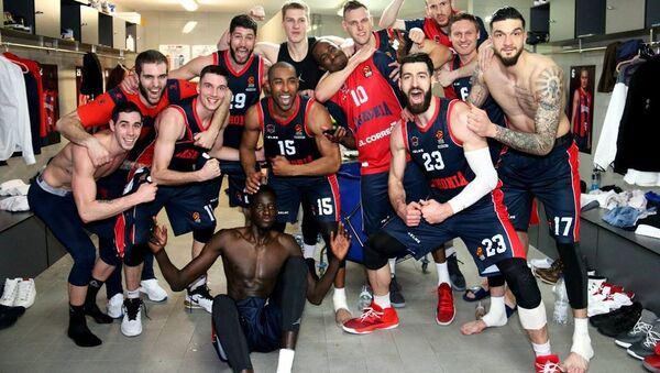 Испанский баскетбольный клуб Баскония, капитаном которой является игрок сборной Грузии Торнике Шенгелия - Sputnik Грузия