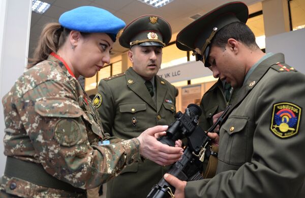 Военнослужащие вооруженных сил Армении осматривают автомат Вал на международной выставке вооружений и оборонных технологий ArmHiTec-2018 в Ереване - Sputnik Грузия