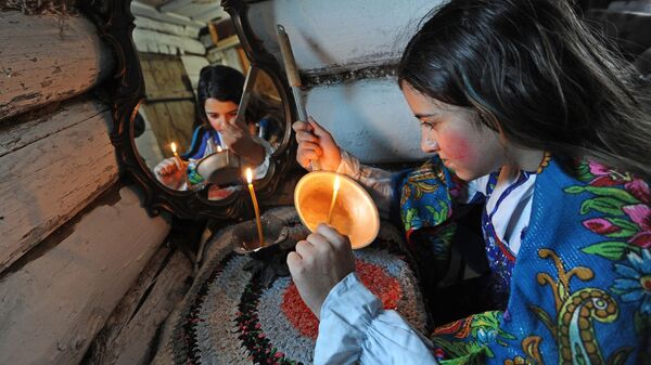 Девушка гадает во время святок в Челябинске - Sputnik Грузия