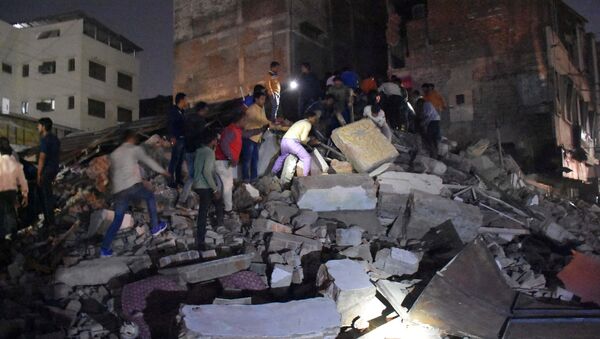 Спасатели и местные жители ищут оставшихся в живых среди руин на месте обрушившегося здания отеля в городе Индаур, Индия - Sputnik Грузия