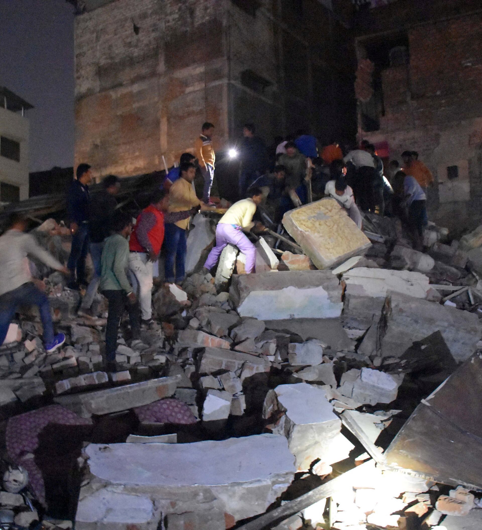 Под завалами остались люди. Обрушение здания в Саваре. Обрушение высотных зданий. Вчера в Тбилиси рухнула многоэтажка.