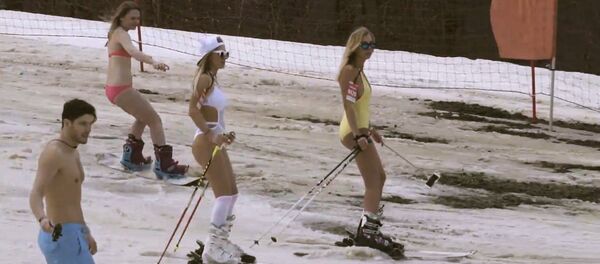 Рекордный спуск с горы в купальниках состоялся в Сочи - Sputnik Грузия