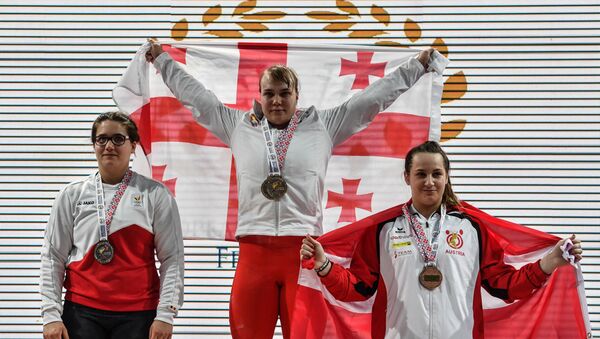 Анастасия Готфрид на пьедестале после награждения золотой медалью в весовой категории до 90 кг на чемпионате Европы по тяжелой атлетике, который в эти дни проходит в Бухаресте - Sputnik Грузия