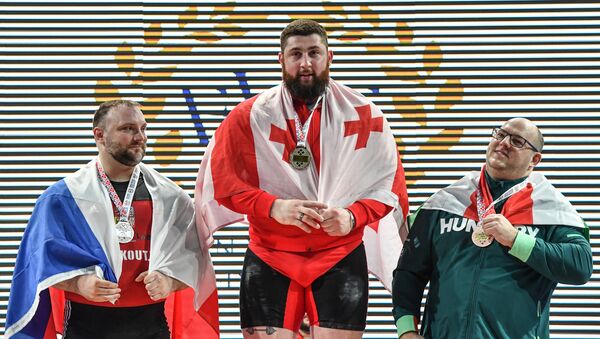 Золотой призер чемпионата Европы по тяжелой атлетике в категории +105кг, грузинский штангист Лаша Талахадзе (в центре) - Sputnik Грузия