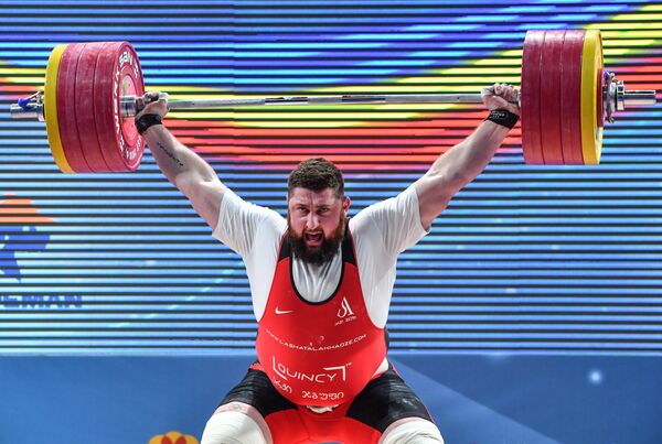 Грузинский штангист Лаша Талахадзе выступает на чемпионате Европы по тяжелой атлетике в Бухаресте - Sputnik Грузия